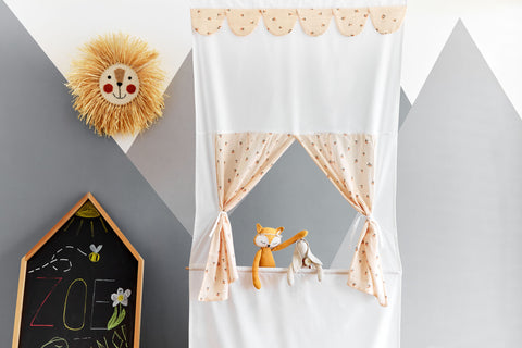 Teatrino delle marionette Punch e Judy mostrano ciliegie di mussola con asta telescopica