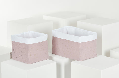 Cestino in mussola con pois dorati su fondo rosa