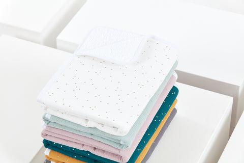 Fasciatoio in mussola con pois dorati su bianco