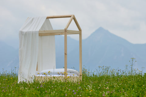 Letto a baldacchino in mussola con punti dorati su bianco