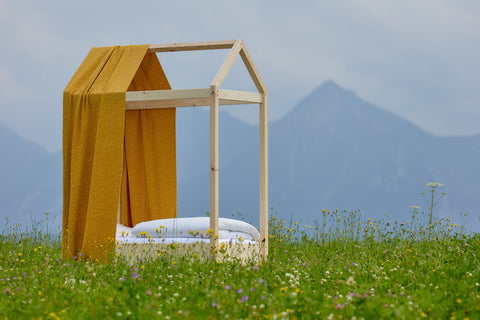 Letto a baldacchino in mussola gialla con denti di leone