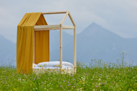 Letto a baldacchino in mussola con pois dorati su fondo giallo