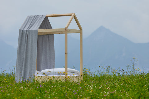 Letto a baldacchino in mussola grigia con denti di leone