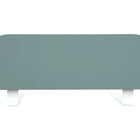 Eine minimalistische Bank von KraftKids, inspiriert vom Bettschutzgitter Rausallschutz in blauem Petrol, hat eine gedämpfte grüne Rückenlehne mit abgerundeten Ecken und zwei weißen Beinen, die eine moderne Schlichtheit für stilvolle, kinderfreundliche Räume widerspiegeln.