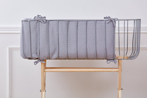 Bettumrandung aus Musselin im Design Grau Punkte im Babybett.