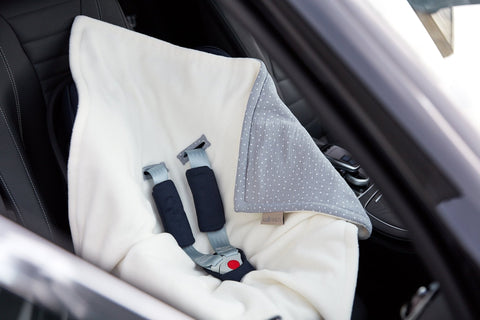 Babydecke für Babyschale Winter aus weiß bedrucktem Musselin – Musselin grau Punkte, Anwendung