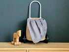 Babydecke Breitcord Grau – Lifestyle