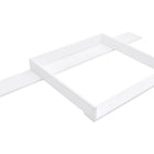 Ein schlichter, weißer Wickelaufsatz von KraftKids in modernem, minimalistischem Stil, passend für die 160 cm breite HEMNES Kommode; hat eine rechteckige Form mit geraden Kanten und verlängerten, flachen Seitenteilen für eine glatte Oberfläche - ideal als Wickelauflage.