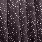 Eine Nahaufnahme von KraftKids Stoff Musselin beige MUW SSS141 zeigt den weichen Stoff aus 100% Baumwolle mit gleichmäßig verteilten kleinen weißen Punkten, zeitlosen Mustern, vertikalen Falten und einer zarten Textur.