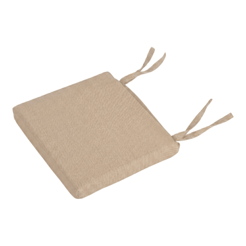 Ein beigefarbenes quadratisches KraftKids Sitzkissen für Stühle Leinen mit zwei Stoffbändern auf einer Seite, ideal für Kinderstühle, auf weißem Hintergrund.