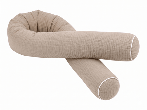 Die KraftKids GmbH Wickeltischrolle Musselin beige ist ein kuscheliges, beiges Körperkissen mit weicher Textur, ideal als Lagerungskissen oder Kantenschutz für Ihre Wickelkommode.