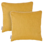Zwei quadratische Kissenbezüge Leinen in Gelb Senfgelb von KraftKids, mit dezentem Strukturmuster und kleinen Stoffanhängern an den Seiten, liegen leicht überlappend nebeneinander.