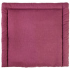 Eine rechteckige, gepolsterte KraftKids Wickelauflage Leinen magenta dunkel ist von oben abgebildet. Die Matte hat einen leicht erhöhten, gepolsterten Rand und eine glatte Leinenoberfläche.