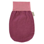 Der KraftKids Strampelsack Frühling Sommer Leinen magenta dunkel hat ein pinkes und burgunderrotes Design mit einem breiten hellrosa Bündchen und einem beigen Stoffetikett, das aus strukturiertem Leinen gefertigt ist, um die Kleinen in den wärmeren Monaten kühl zu halten.