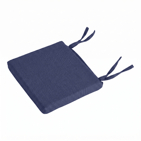 Ein quadratisches, marineblaues KraftKids Sitzkissen für Stühle Leinen mit zwei Paar Stoffbändern auf einer Seite, ideal als Sitzkissen für Kinderstuhl, auf weißem Hintergrund.