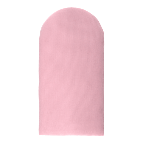 Ein rosafarbener, abgerundeter, rechteckiger Handschuh oder Block, der dem KraftKids Wandpaneel abgerundet Doppelkrepp ähnelt, ist auf weißem Hintergrund abgebildet.