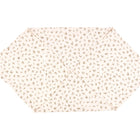 Die KraftKids Decke für Babyschale Winter Musselin Zweige braun ist ein hellbeiges, sechseckiges Tuch mit einem dezenten braunen Zweigmuster, das flach auf einem weißen Hintergrund liegt.