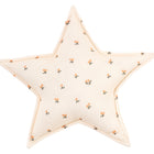 Das KraftKids Sternkissen Musselin Kirschen hat die Form eines Sterns mit cremefarbenem Hintergrund und Kirschenmotiv - ein charmanter, individueller Akzent für jedes Kinderzimmer.