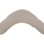 Das KraftKids Stillkissen Musselin in Beige ist ergonomisch geformt und mit einer glatten Stoffhülle versehen, präsentiert vor weißem Hintergrund.