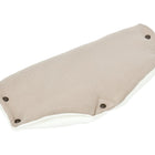 Der beige "Kinderwagenmuff Musselin" von KraftKids ist rechteckig, handgenäht, hat weißes Fleecefutter und mehrere schwarze Druckknöpfe am Rand; er liegt warm auf weißem Hintergrund.