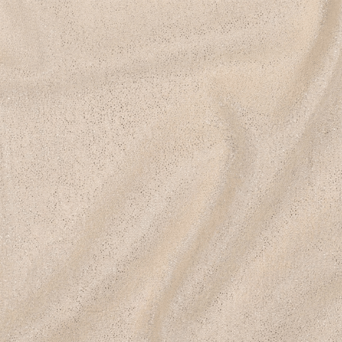 Nahaufnahme von KraftKids Stoff Musselin beige Glitzer MUZ SSS140, mit einer hellbeigen Oberfläche mit dezenten Wellenmustern und gesprenkelter Struktur, die an zeitlose Designs auf hochwertigen Stoffen aus 100% Baumwolle erinnert.