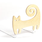 Die charmante KraftKids Rausfallschutz aus Leimholz Katze - ein heller Holzausschnitt mit Ringelschwanz auf Metallbeinen - setzt den perfekten Akzent auf jedem Kindersicherung Bett oder Rausfallschutz Bett.