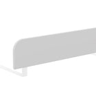 Das KraftKids Bettschutzgitter Rausallschutz in Grau, mit abgerundeten Ecken und kurzen Standbeinen, sorgt als anpassbare und einfach montierbare Absturzsicherung vor weißem Hintergrund für sicheres Schlafen von Kindern.