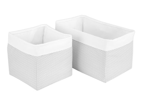 Coppa di piccole foglie grigio chiaro su fondo bianco