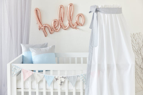 Letto a baldacchino a foglie piccole grigio chiaro su fondo bianco