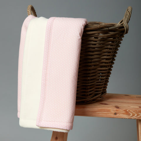 Coperta per bebè con foglie piccole rosa su bianco