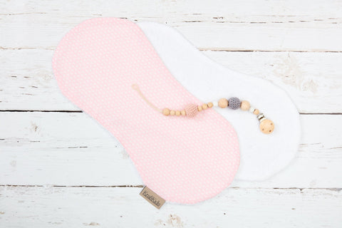 Piccole foglie di tela di rutto rosa su bianco