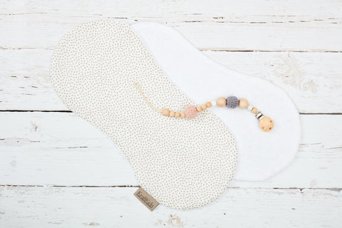 Punti irregolari grigi del panno del rutto su bianco