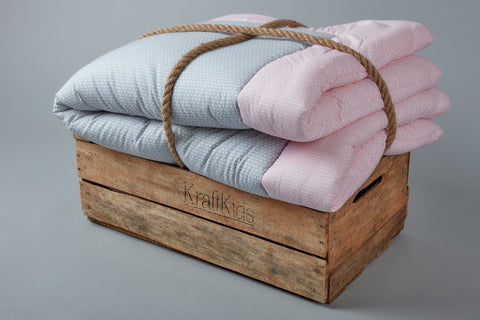 Tappeto gioco foglie piccole grigio chiaro su bianco foglie piccole rosa su bianco