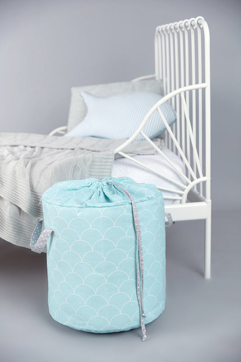 Semicerchi bianchi del cestino del giocattolo su menta pastello