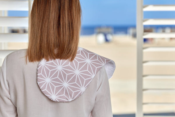 Panno antirigurgito con diamante bianco su Cameo Pink