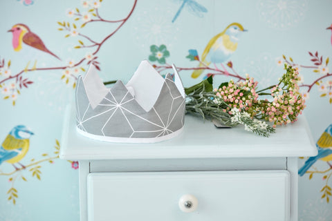 Corona in tessuto con diamanti sottili bianchi su grigio