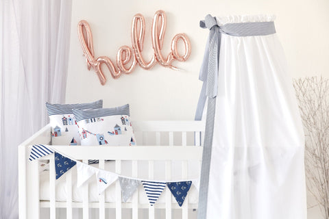 Letto a baldacchino a righe sottili blu scuro