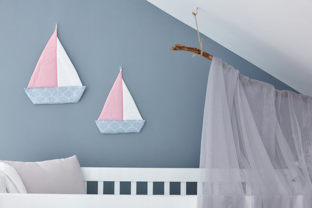 Semicerchi bianchi di barche a vela su blu pastello