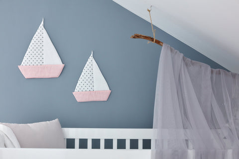 Punti grigi della barca a vela su bianco