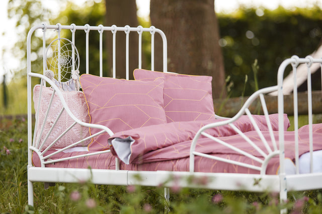 Set biancheria da letto con linee dorate su fondo rosa