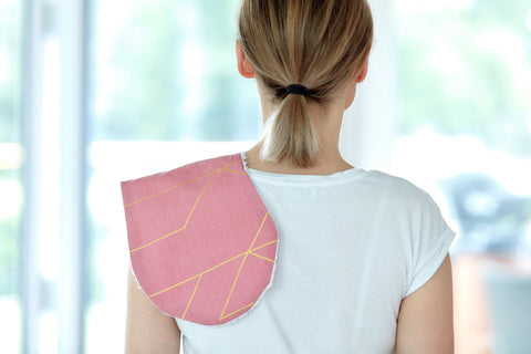 Linee dorate in tessuto ruttino su rosa