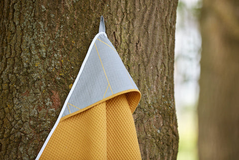 Asciugamano con cappuccio linee dorate su waffle piqué grigio senape