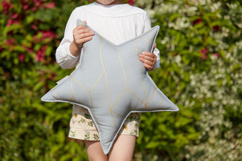 Cuscino a stella con linee dorate su grigio