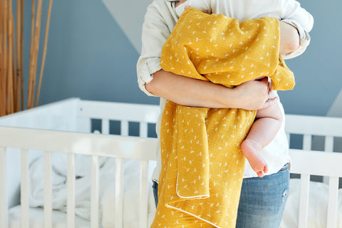 Coperta per bebè in mussola gialla con denti di leone