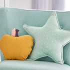 Ein hellblauer Sessel mit dem KraftKids Sternkissen Musselin mint Pusteblumen und einem gelben Kürbiskissen, ideal für jedes Kinderzimmer; eine weiße Kommode mit schwarzen Knöpfen ist teilweise im Hintergrund zu sehen.