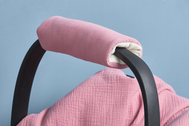 Protezione per il bracciolo del seggiolino in mussola rosa