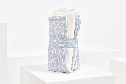 Coperta per bebè con motivo piuma bianca su grigio