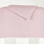 Das KraftKids Bettwäscheset Musselin goldene Punkte auf Rosa, hergestellt aus 100% Baumwolle, ist ordentlich gefaltet und über einem weißen Sockel vor einem schlichten weißen Hintergrund drapiert.