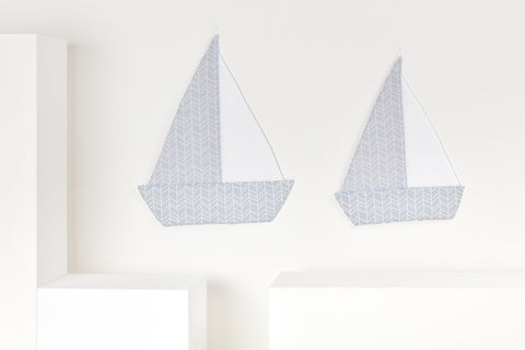 Motivo a piume bianche per barche a vela su motivo a piume bianche blu su grigio