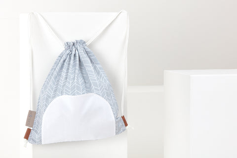 Borsa da palestra con motivo piume bianche su grigio